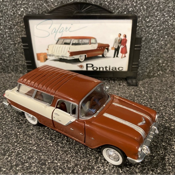 Vintage Road Champs ‘Fabulous 50’s’
Die Cast Vehicle
1955 PONTIAC SAFARI - Picture 1 of 13
